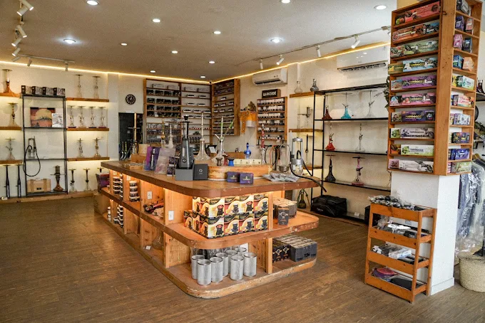 How to choose a hookah store with quality hookahs, tobacco, and accessories on display